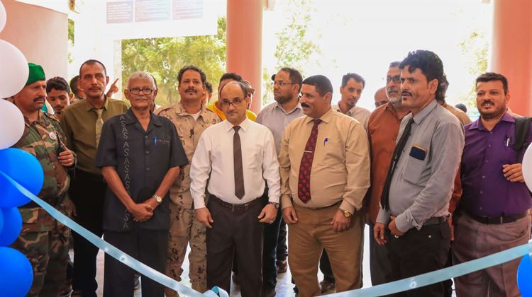 مدير عام دارسعد ومدير ثقافة عدن يفتتحان  معرض فنون الرسم