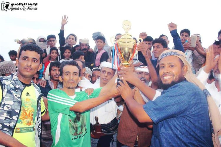 بحضور مدير عام المديرية .. الحبيل يتوج  بطلا لدوري شهداء أبين بالوضيع