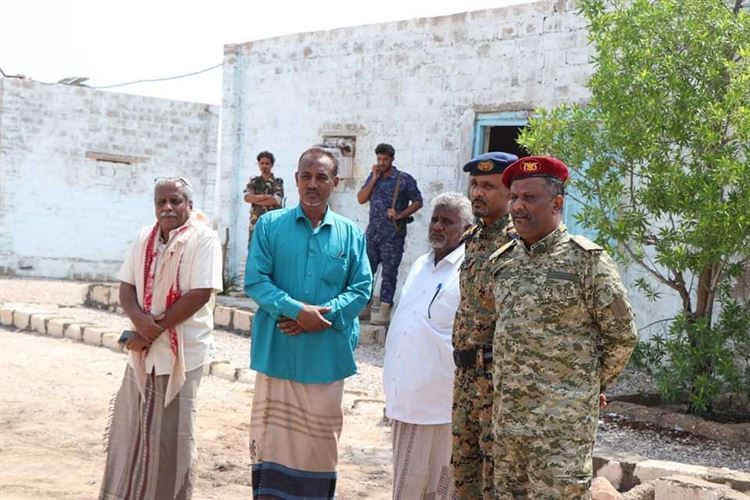 مدير عام مديرية الريدة وقصيعر يزور قطاع خفر السواحل ويقدم لهم شكر السلطة المحلية بالمديرية والمحافظة