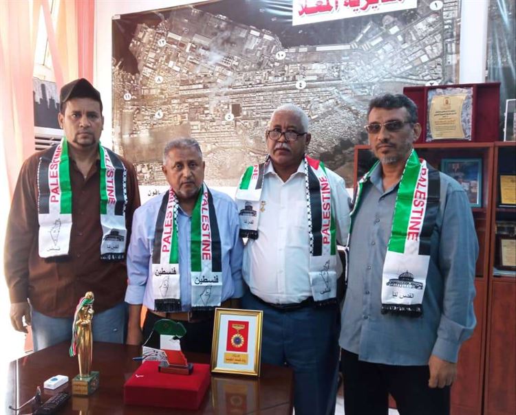 المدير التنفيذي لصندوق النظافة وتحسين المدينة يكرم الرائد الكشفي العربي الإعلامي منصور عامر