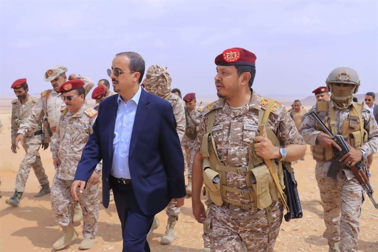 الوزير الإرياني يزور المنطقة العسكرية السادسة ويشيد بصمود أبطالها وتضحياتهم