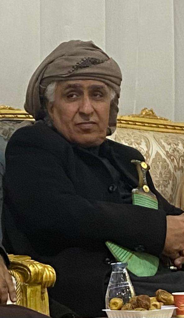 الشيخ العشبي ينتقد مواقف امين العكيمي ويصفها بالمشطحانية