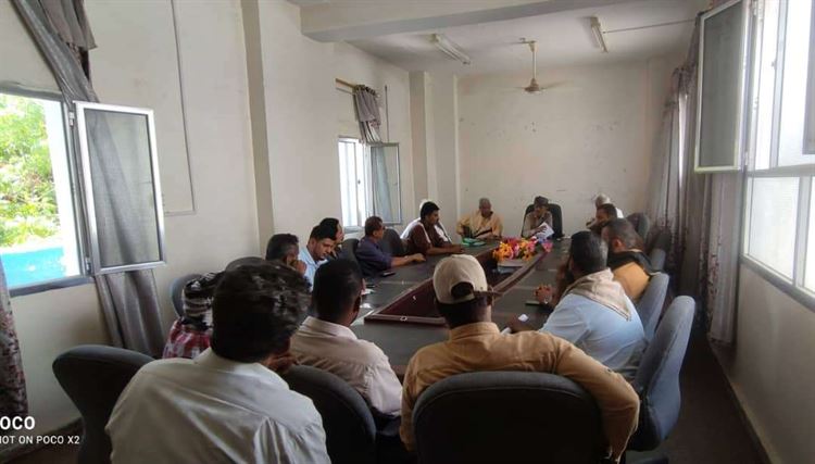 مدير عام زنجبار يؤكد على أهمية العلاقة والتواصل بين أعضاء عقال الحارات والسلطة المحلية