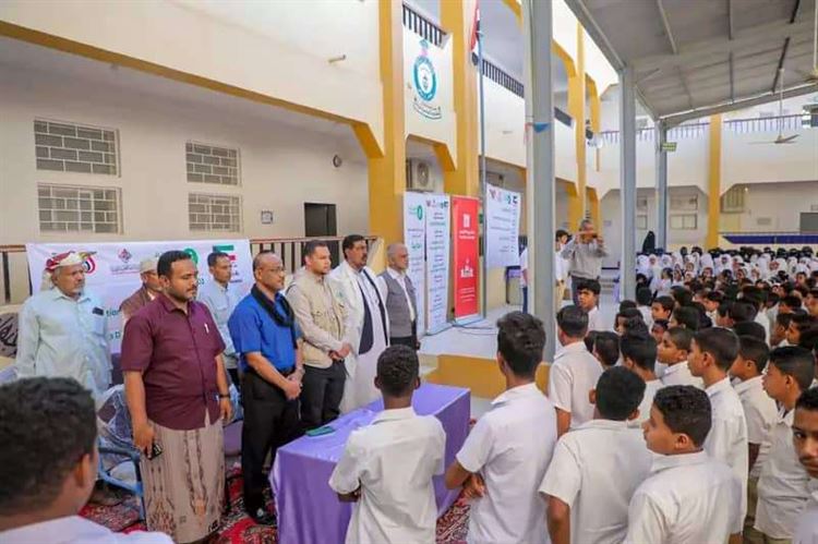 مدير عام تريم يدشن توزيع الحقيبة المدرسية لعدد من مدارس التعليم الأساسي بالمديرية