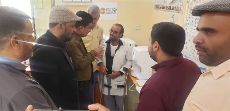 مدير عام الروضة يتفقد مستشفى الروضة و يشيد بدعم المحافظ بن الوزير  للجانب الصحي