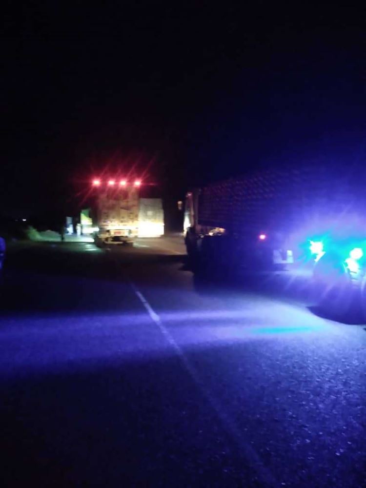 أفراد من الحزام الأمني يقطعون الطريق الدولي بأبين للمطالبة بصرف مرتباتهم