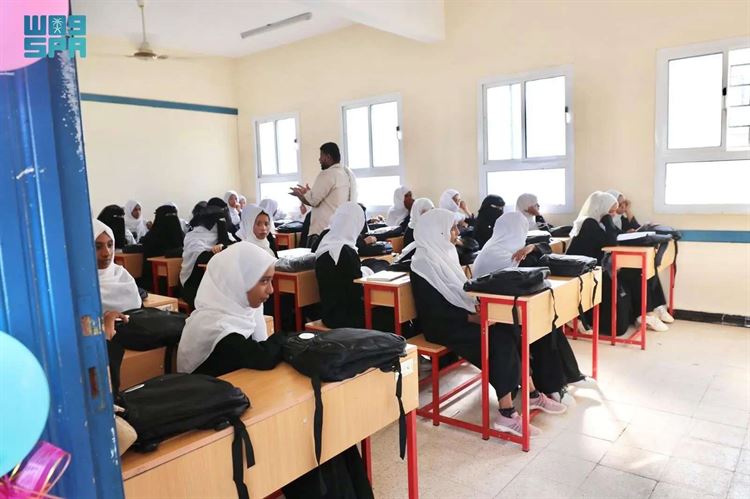 مركز الملك سلمان للإغاثة يوزع الأثاث والتجهيزات المكتبية والحقائب المدرسية في ثلاث مدارس بسقطرى