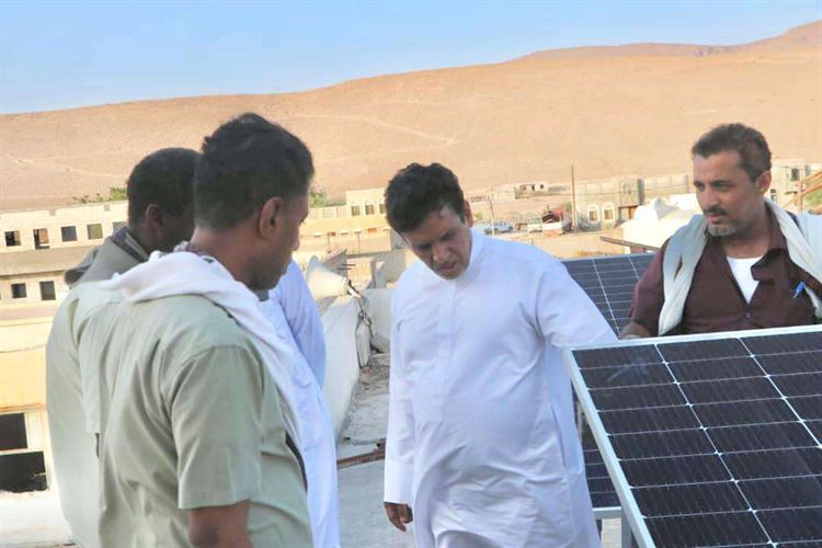 الشيخ راجح باكريت يدشن مشروع الطاقة الشمسية في مدارس المسيلة