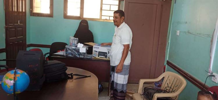 الطميري يتفقد سير العملية التعليمية ويمنح مدرسة عباس طابعة هدية من فاعلي خير