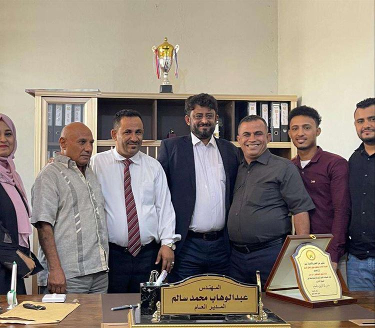 رئيس الهيئة العامة لتنظيم النقل البري يكرم قيادة فرع عدن وإدارة شؤون الموظفين