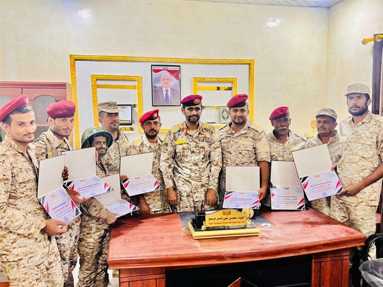 قائد محور الغيضة يكرم عدداً من منتسبي المحور لجهودهم في إعصار تيج