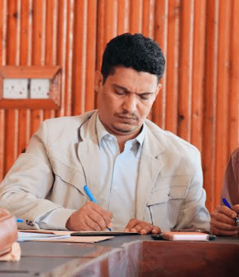 مدير عام البريقة يصدر تعميمًا بشأن محلات الخُرْدوات والمواد والأدوات الممنوع شراؤها