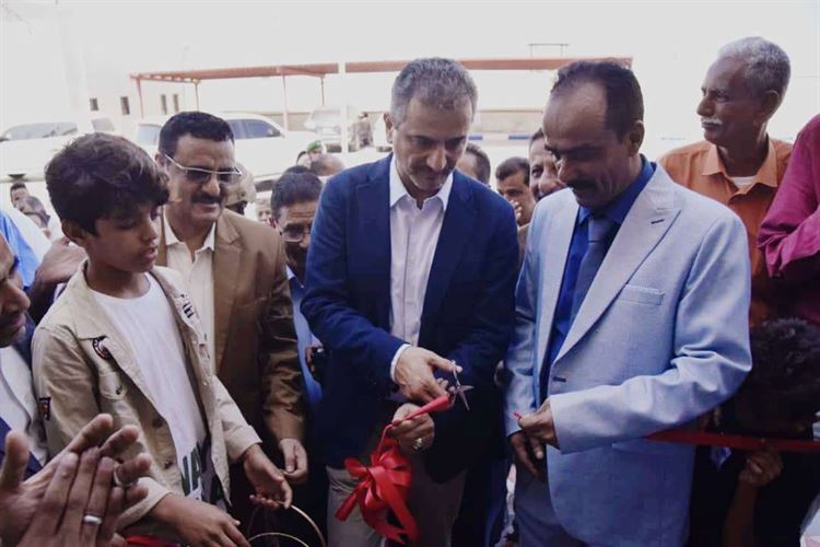 محافظ عدن يفتتح مبنى السلطة المحلية بخورمكسر بعد إعادة إعماره وتأهيله وتأثيثه بتمويل ذاتي