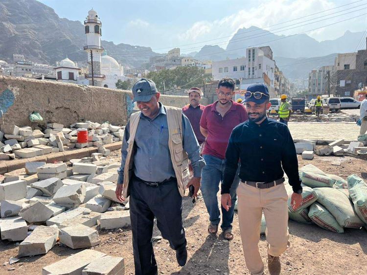 عدن.. مدير صيرة يطلع على أعمال الرصف في طريق شعب العيدروس بالمديرية بتكلفة 104 مليون ريال