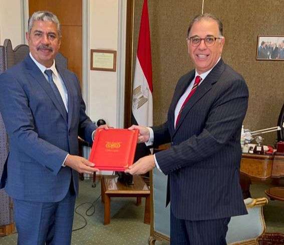 بحاح يسلم مساعد وزير الخارجية المصري نسخة من اوراق اعتماده سفيراً ومفوضاً لدى القاهرة