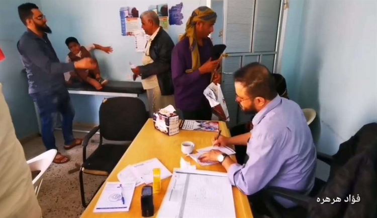 الدكتور مجاهد الحصيني يقيم مخيم طبي مجاني بالضالع