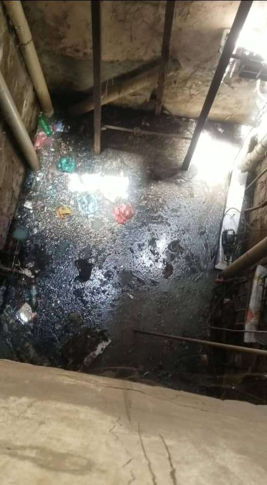 كارثة بيئية وصحية تهدد سكان عمارة سكنية بعدن