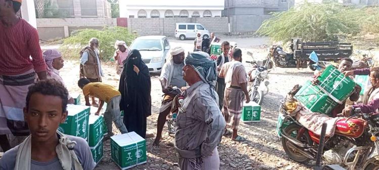 مركز الملك سلمان للإغاثة والأعمال الإنسانية يواصل مشروع توزيع المساعدات الإنسانية في أبين