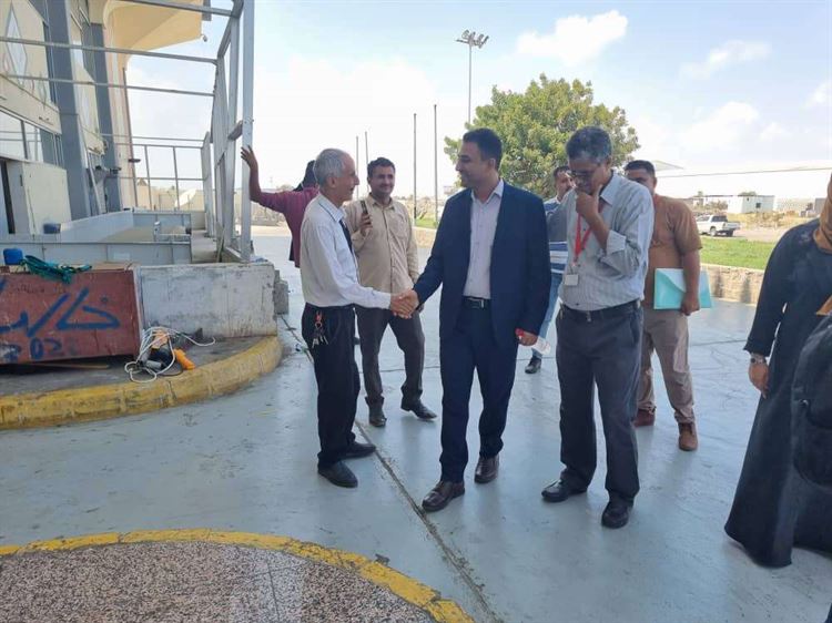 الوكيل الخضر يتفقد إدارة جوازات مطار عدن الدولي وسير العمل في مشروع نظام التأشيرة الالكترونية