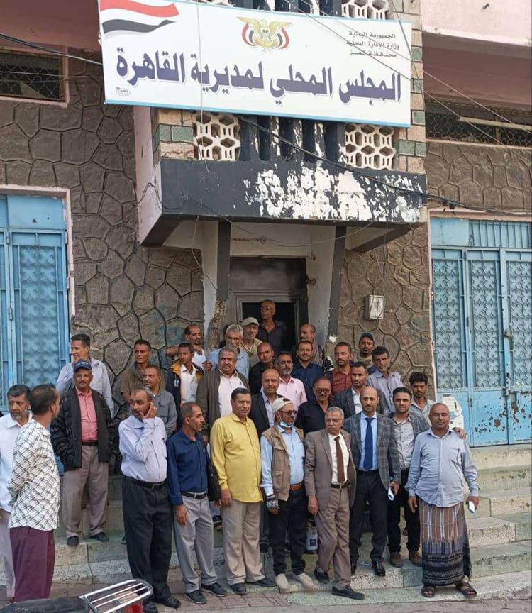 وقفة احتجاجية بتعز تندد بالاعتداءات المتكررة بحق موظفي السلطة المحلية بمديرية القاهرة