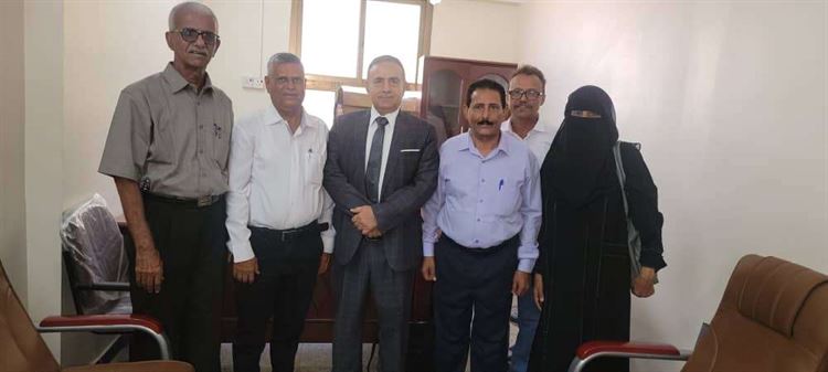 بحضور رئيس جامعة عدن.. إجراء عملية الاستلام والتسليم بين عميد كلية الإعلام الجديد والسابق