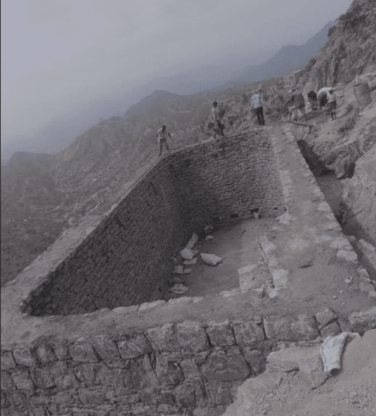 أهالي منطقة مدحي الحيود بلحج يناشدون فاعلي الخير لاستكمال بناء خزان مائي