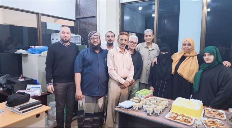 الطاقم الإداري لنيابة الصناعة والتجارة يكرم القائم بأعمال وكيل نيابة الصناعة والتجارة القاضية الدكتورة سمية القباطي