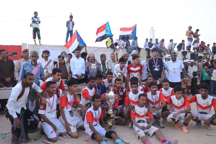 برعاية إنتقالي شبوة.. شباب الصقر يتوج بطلاً لبطولة الدوري التنشيطي للفرق الشعبية بملتقى جول الريدة بفوزه على اليمداء بركلات الترجيح