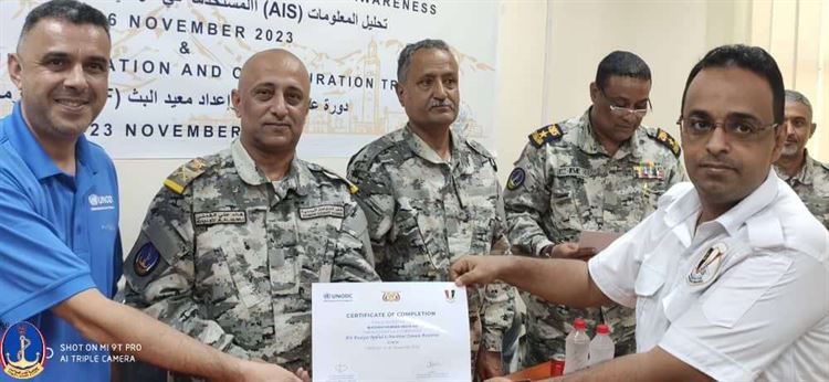 رئيس مصلحة خفر السواحل يشهد حفل ختام دورات لمنتسبي المصلحة ويتفقد الإدارات العمومية والورشة الفنية