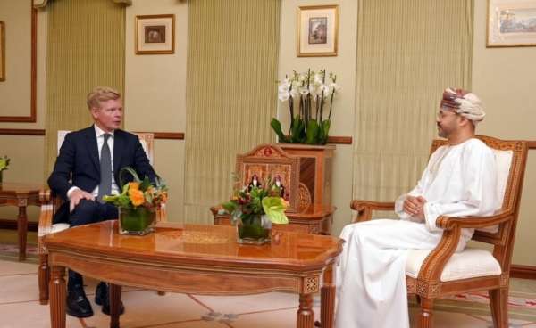 المبعوث الأممي يشيد بدور عمان في جهود السلام باليمن