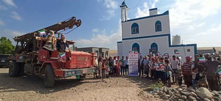 مؤسسة الجبل التنموية تدشن مشروع حفر بئر وبناء خزان برجي بمنطقة العند بتبن لحج