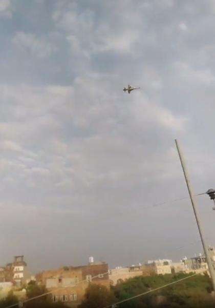 طائرة حربية تحلق بعلو منخفض في سماء صنعاء وتفتح حاجز الصوت