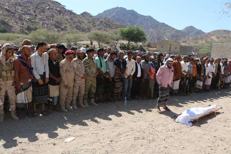 قيادات عسكرية وأمنية تشيع جثمان الشهيد النقيب قاسم سيف العلياني إلى مقبرة منطقة الكرهية