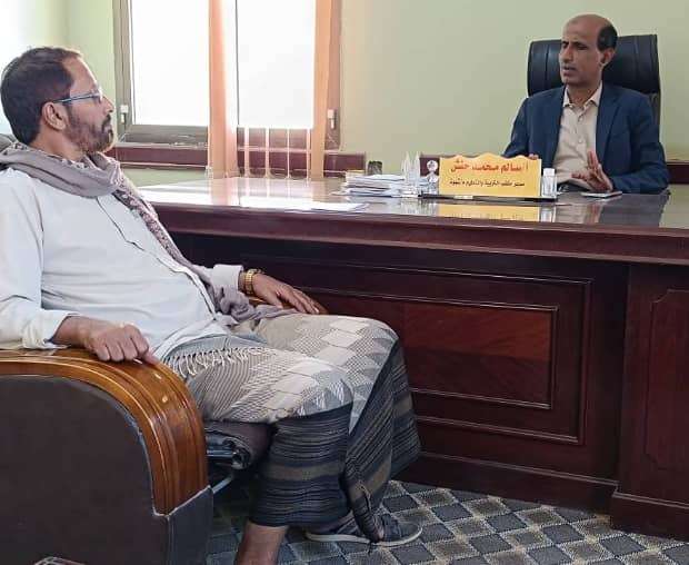 مدير عام تربية شبوة يلتقي مدير تربية ميفعة ويناقش معه سير العملية التعليمية بالمديرية