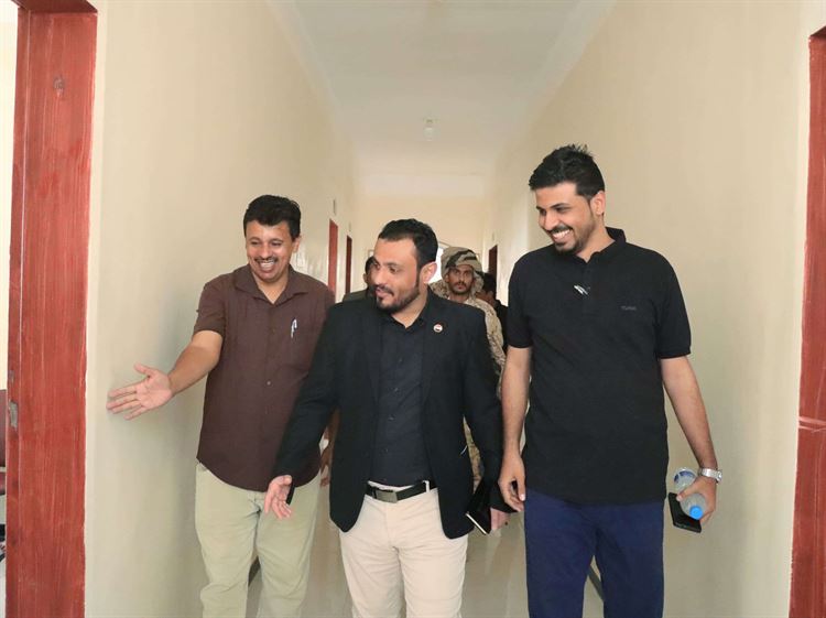 رئيس انتقالي شبوة يزور مكتب الصناعة والتجارة في المحافظة ويشدد على مراقبة الأسعار