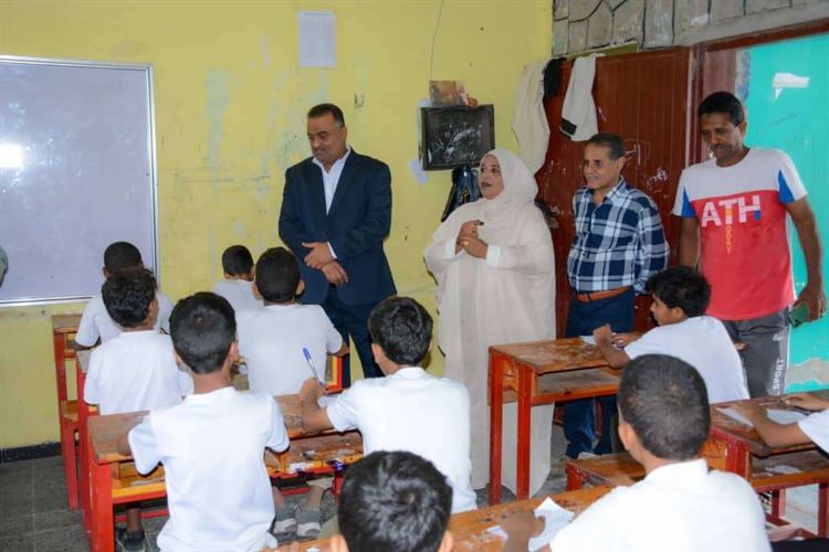 مدير التواهي يتفقد سير العملية الاختبارية في مدرسة الروضة للتعليم الاساسي بالمديرية