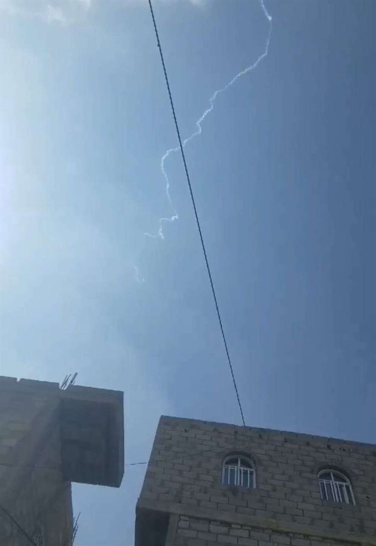 بالفيديو : اطلاق صاروخ بالستي عقب صلاة الجمعة من تعز صوب جهة مجهولة