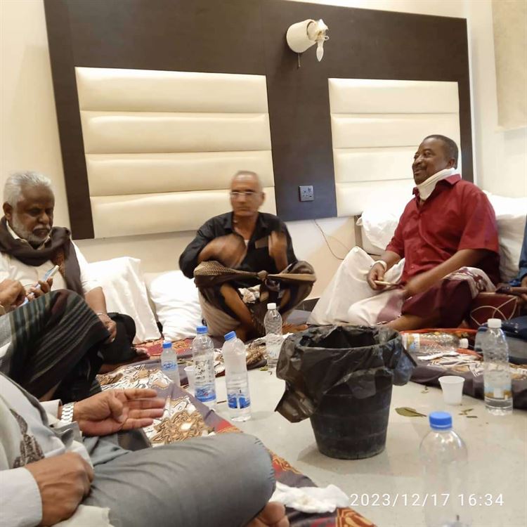 مدير عام مديرية ميفعة يطمئن على صحة البرلماني السابق أحمد سالم خيران