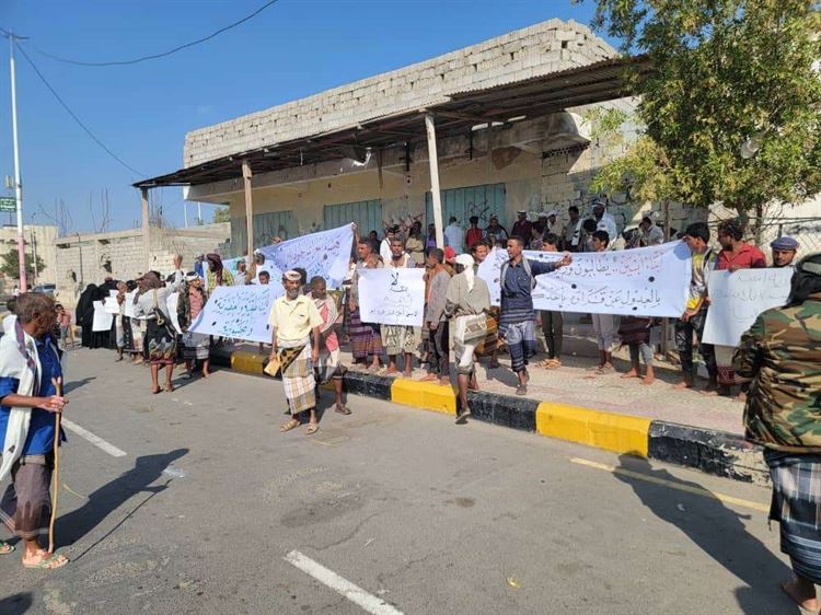 أبين .. وقفة احتجاجية حاشدة رفضاً لتغيير مدير عام الهيئة العامة للتأمينات والمعاشات بالمحافظة