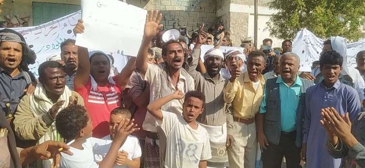 أبين.. مسيرة رافضة لقرار وزير الخدمة المدنية بإقالة مدير عام التأمينات والمعاشات