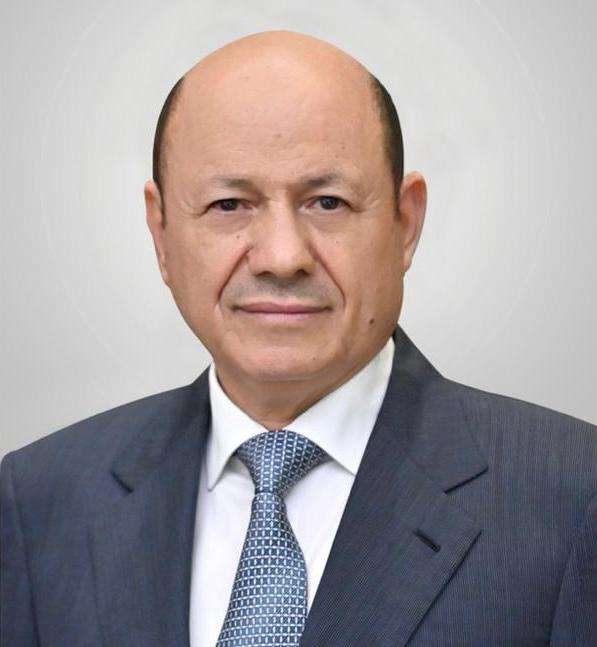 رئيس مجلس القيادة الرئاسي يعزي بوفاة ابو الشهداء الشيخ سعيد الاقرع