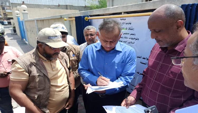 الجاوي يوقع اتفاقية تسليم موقع مشروع خط مياه الصرف الصحي وإعادة تأهيل المضخة المركزية