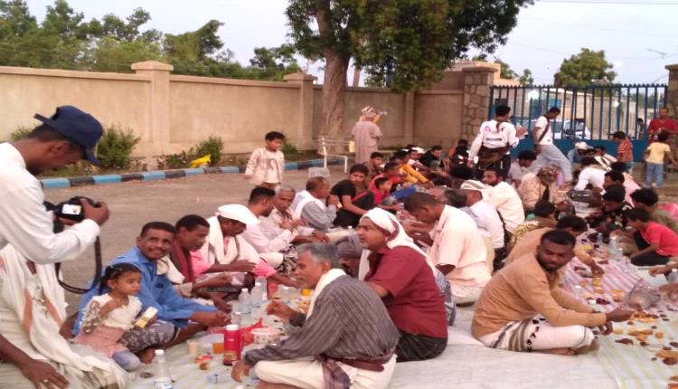 للسنة الثانية على التوالي --"شباب الكود "بأبين ينظمون إفطار جماعي لأهالي المنطقة