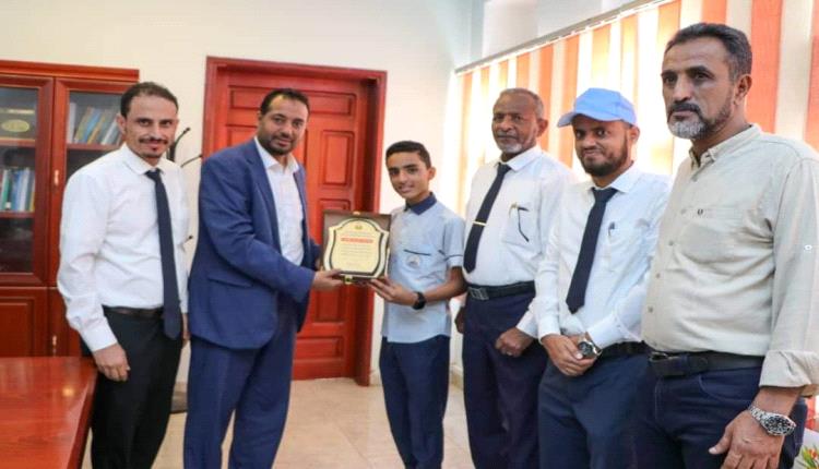 وزير التربية يكرم الطالب محمد بليغ الحافظ لكتاب الله والفائز بالمركز الثاني عالميا في مسابقة نور القرٱن العالمية