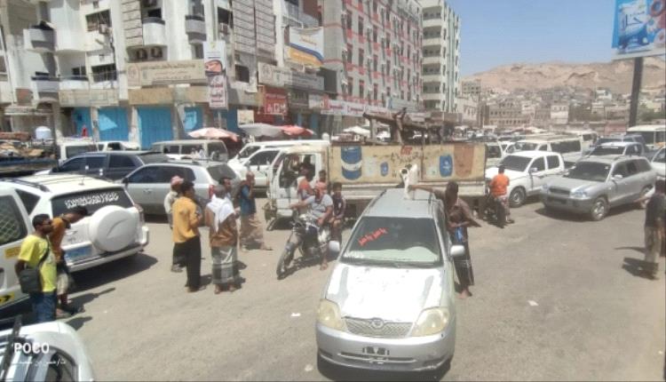 العثور على جثة سائق باص مشنوقا جوار باصه بالمكلا.. صورة