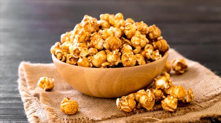 قد يسبب إدمانا.. احذر تناول أطفالك للفشار المكرمل