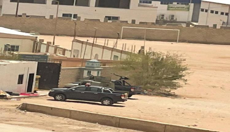 قوة أمنية تقتحم مكتب وزارة الشباب والرياضة في الوادي والصحراء بمحافظة حضرموت