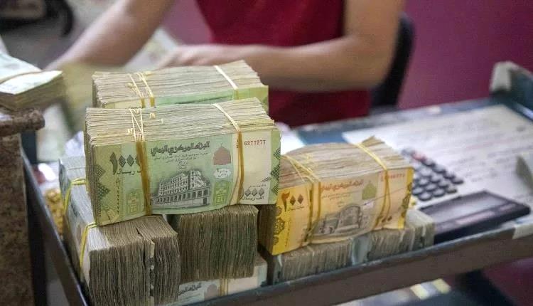خبير اقتصادي يوجه رسالة مهمة للمودعين في البنوك الستة المخالفة

