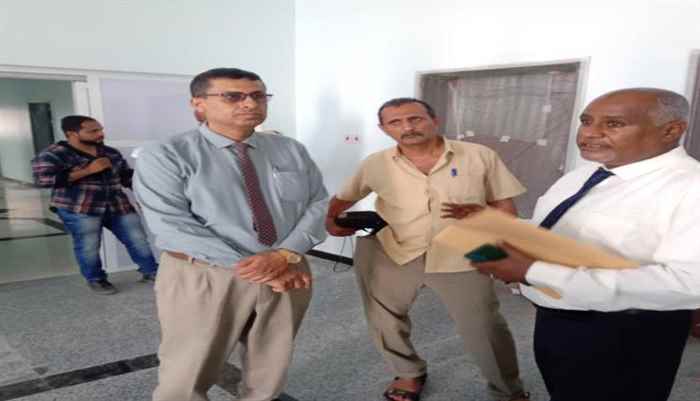 مدير عام صحة لحج برفقة فريق هندسي من وزارة الصحة يتفقدون مبنى مركز غسيل الكلى قبل مراسم التسليم