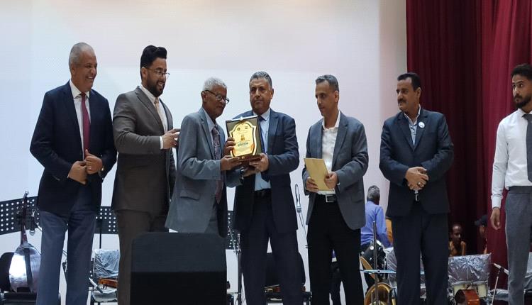 معاون والسقاف يشهدان الحفل الخطابي والتكريمي بمديرية المنصورة بمناسبة اعلان عدن التاريخي وتأسيس المجلس الانتقالي